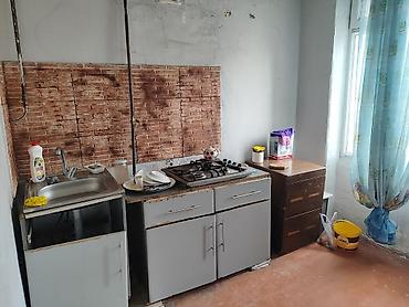 Uzunmüddətli kirayə mənzillər: 1 ci mkr Kohne sumqait shadliq sarayin (Melek) arxasinda. Stol, stul — 2