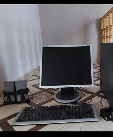 stol ustu komputerler: Şəkildə gördüyüvüz Monitor (Samsung) + üstündə dinamik və klaviatura