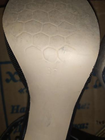 Продавцы-консультанты: Эти все женские обуви восемь пар за 5000 сом все в хорошем состоянии — 10