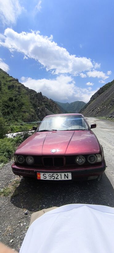 ош авто базар: BMW 5-й серии в кузове E34. Автомобиль бордового цвета с красными