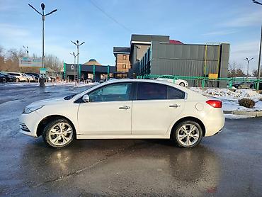 Другие автомобили: Седан белого цвета, правый/левый руль не указан, кузов — 4‑дверный — 8