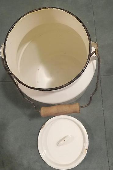 Emallı metal vedrə – qapaqlı - Material: qalın metal üzərinə ağ emal