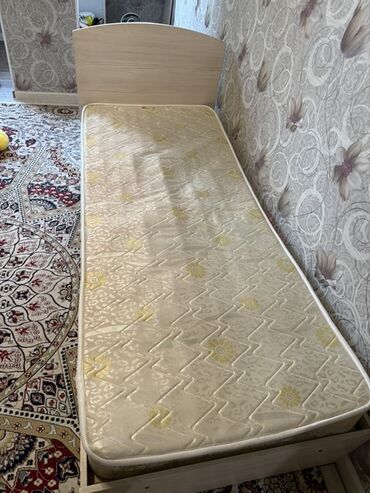 хорошую кресло качалку для ребенка: Односпальная кровать с деревянным каркасом и изогнутым изголовьем