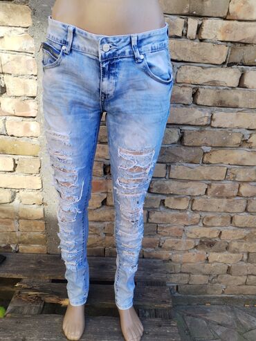 pantalone svecane: Farmerke vel M, L
Struk po 38 tegli do 42
Nogavice spolja 99