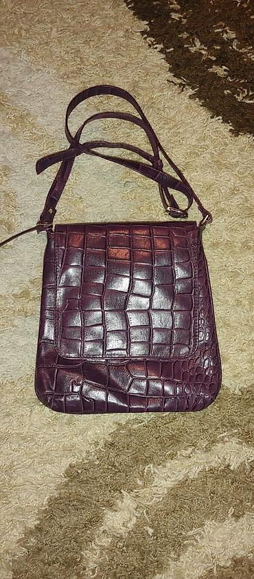 mona kožni kaiševi: Tamnoljubičasta crossbody torba sa “croc” reljefnim uzorkom. Preklop — 2