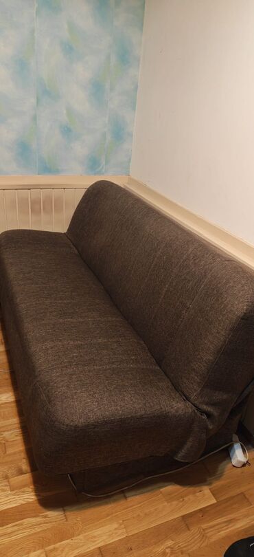 Sofe i kaučevi: Kauc (lezaj) klik-klak sistem sa makazama. Braon boja. U perfektnom — 4