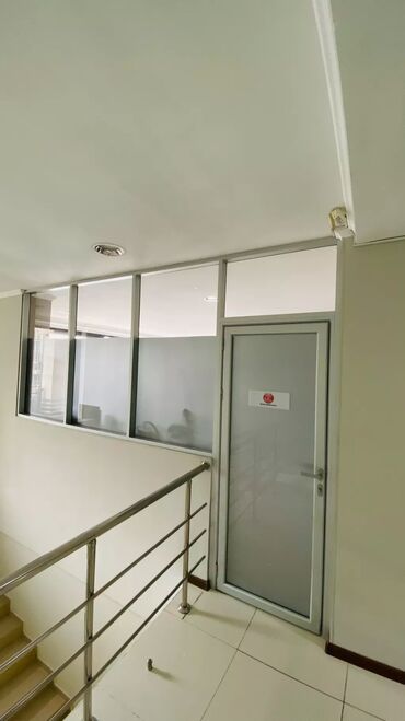 квартира с терассой: Токтогула/Орозбекова Сдается кабинет 40м2 с терассой на 2 этаже под