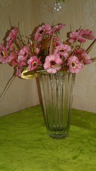 ваза чешская: Классная компактная вазочка со цветами. Высота 20 см. Цена 100 сом. МЫ