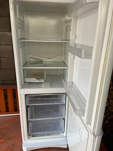 mini refrigerator: Холодильник Indesit белого цвета с нижней морозильной камерой — 2