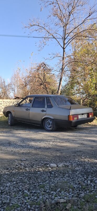 VAZ (LADA): VAZ 21099 sedan - Kuzov: 4 qapılı, düz xətli klassik sedan dizaynı - — 5
