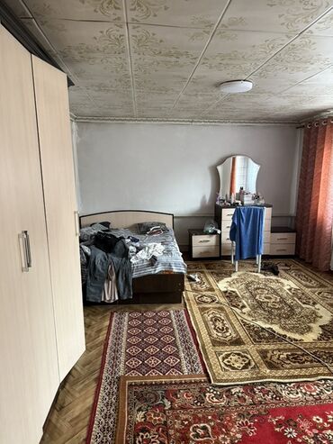 долгосрочная квартира пишпек: Большая комната с мебелью Описание: - Просторная комната с двумя