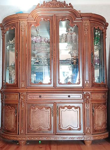 venera heykeli: Klassik üslublu, oyma ornamentli vitrin-bufet - Material: massiv ağac — 1