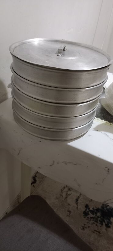 бу посуда: Продаю мантаварку 6 тарелок и кастрюля в комплекте, алюминиевый