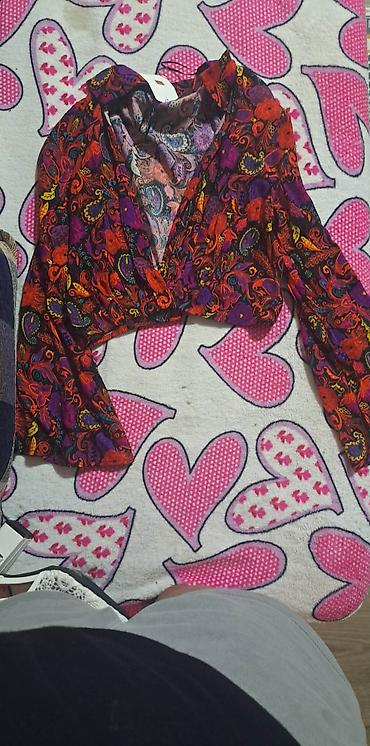 chicme plus size: Ženska kratka bluza (crop top) sa dubokim V izrezom i dugim, blago — 1