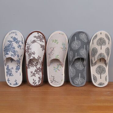 Домашние тапочки: Тапочки унисекс, представленные в различных вариантах: из тисненой — 4