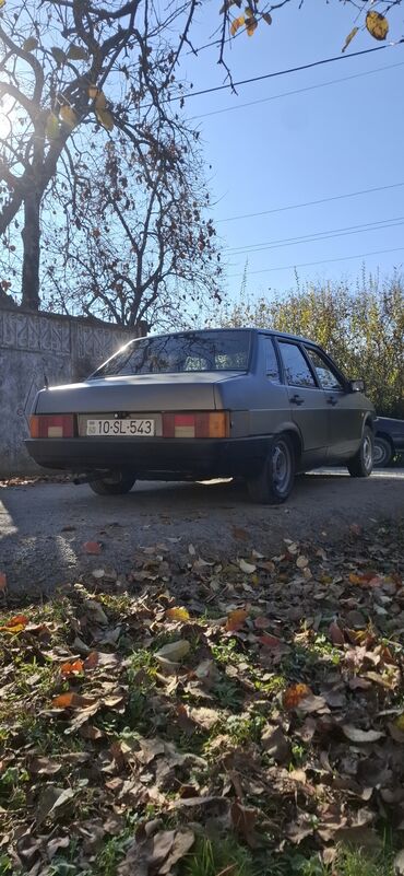 VAZ (LADA): VAZ 21099 sedan - Kuzov: 4 qapılı, düz xətli klassik sedan dizaynı - — 2