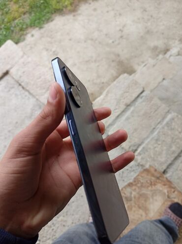 telefonlar ikinci el: Qara rəngli, iki kameralı mobil telefon. Telefonun arxa paneli həndəsi