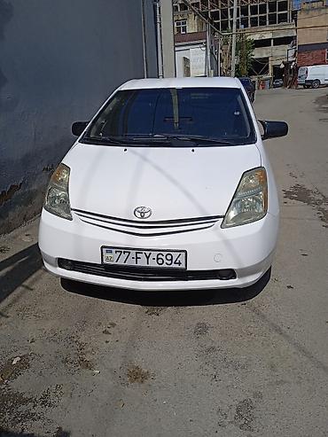 Toyota Prius Hybrid – ağ rəng, 5 qapılı liftbek kuzov. Yapon hibrid