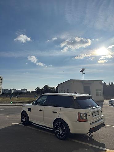 Land Rover: Range Rover Sport – ağ rəngdə, 5 qapılı SUV. Əsas xüsusiyyətlər: - — 8