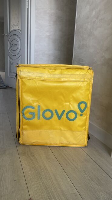 женские спортивные брюки: Продается сумка Glovo