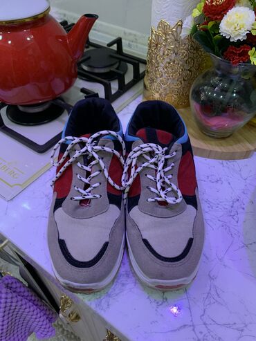 Кроссовки и спортивная обувь: Размер: 40, цвет - Красный, Новый
