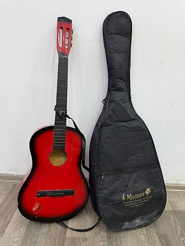 Akustik gitaralar: Qırmızı akustik gitara və çanta dəsti - Korpus: klassik akustik — 1