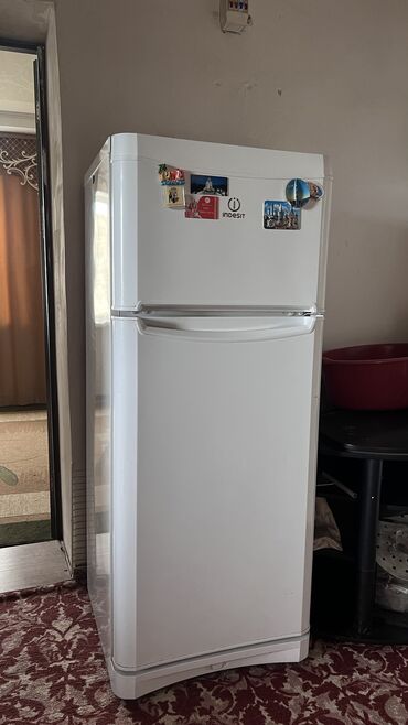 Холодильники: Холодильник Indesit, Б/у, Двухкамерный, 60 * 145 * 57