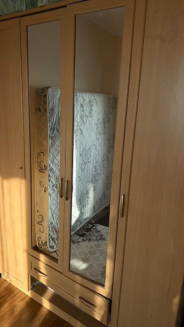 шф: Трёхдверный шкаф для одежды из светлого ЛДСП с двумя зеркальными — 1