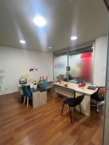 Ofislər: 650 AZN ( 17m²) Qiymətə daxildi: resepşn xidməti İnternet Təmizlik