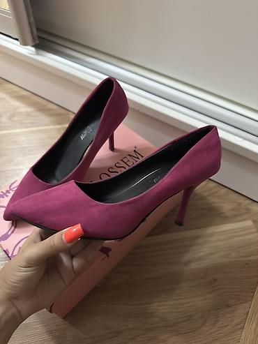 Tuflilər: Pink rəng 
36/37 razmer — 2