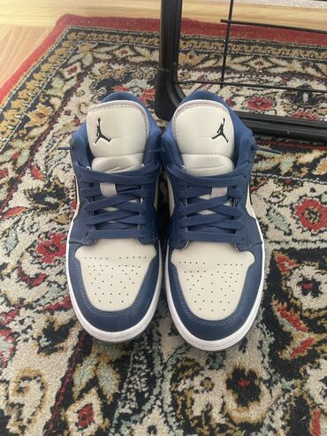 жорго крос: Эркектердин кроссовкасы, 41, Air Jordan, Жаңы, түсү - Ак, Өзү алып кетүү, Акылуу жеткирүү