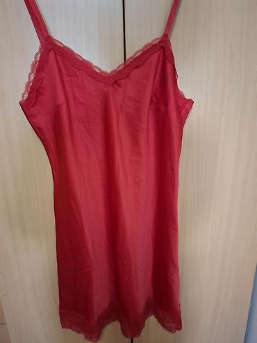 pull and bear mantili: Satenska haljina/spavaćica u crvenoj boji - Kroj: slip model, ravna — 2