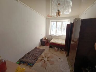 сдаю 1 комнатную квартиру в джале: Светлая комната с окном, обеспечивающим естественное освещение. В