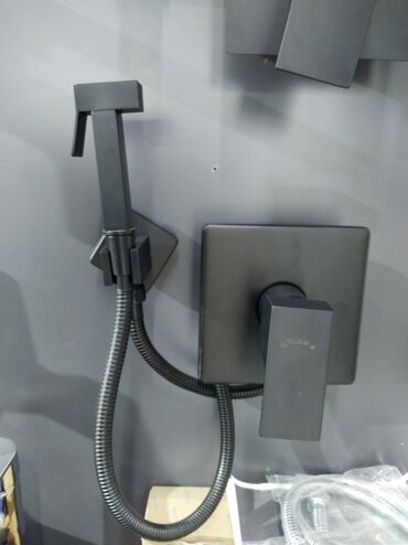 kombi ucun qutu: Qara mat rəngdə duş-bidet komplekti - Divara quraşdırılan kvadrat