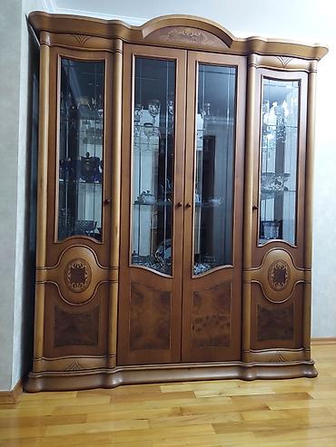 Bufetlər: - Klassik üslubda vitrinli bufet - 4 qapılı konstruksiya: mərkəzdə iki — 1