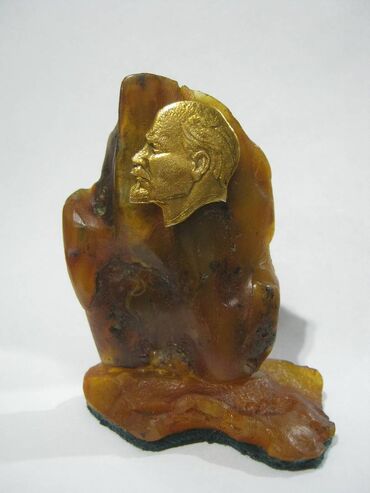 подарки женщинам: Барельеф В.И. Ленин (металл). Основа натуральный балтийский янтарь