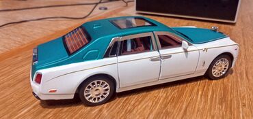 Igračke: Nov metalni model automobila Rols Rojs Fantom. Pale mu se prednja i — 10