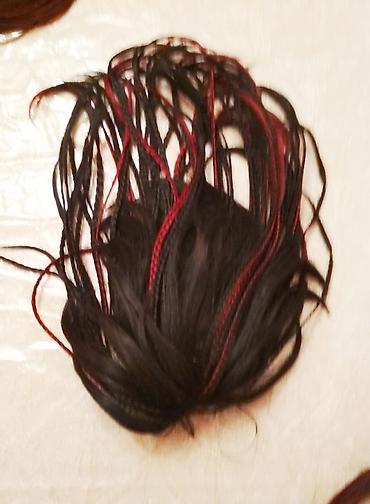 Другие головные уборы: 1. парик, пряди снизу черного цвета, сверху малинового цвета, челка и — 17