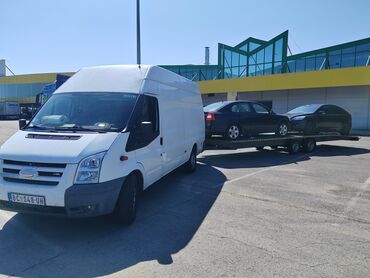 cepovi za alu felne ford: Beli kombi Ford Transit, pogodan za transport robe ili putnika. Vozilo