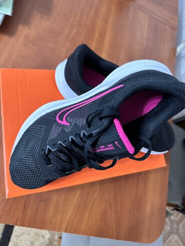 спорт зал бишкек: Женские кроссовки Nike 36 размер для бега и зала очень легкие отдаю