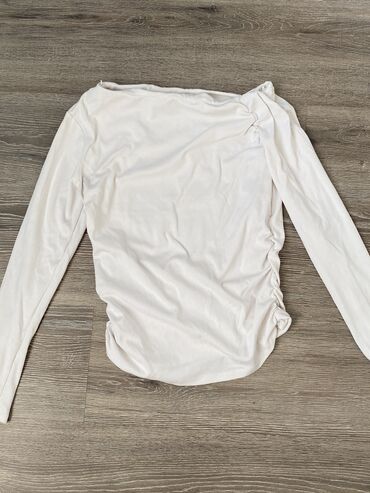 белая одежда: Белая кофта от ZARA со спущенным плечом