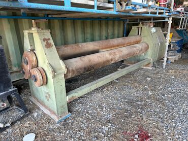 Böyük sənaye plitə yayma maşını. Bu avadanlıq geniş metal təbəqələri