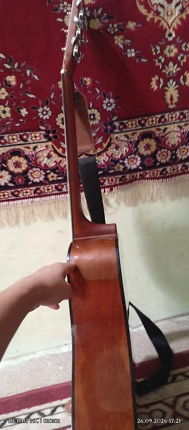 кыргызские музыкальные инструменты: Акустическая гитара Yamaha (форма корпуса Dreadnought) - Классическая — 5