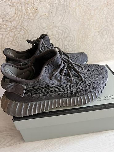 обувь изи: Кроссовки в стиле Yeezy Boost 350, цвет темно‑серый (графит). Почти — 2