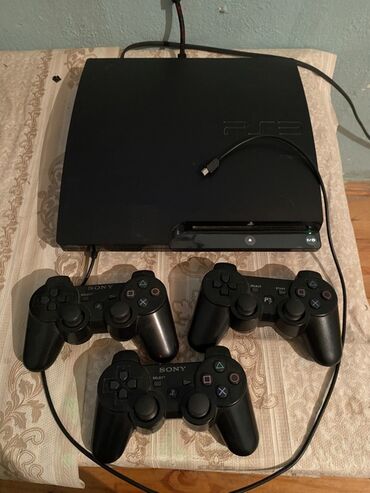 oyun notebookları: Sony PlayStation 3 oyun konsolu üç ədəd pultla birlikdə təklif olunur