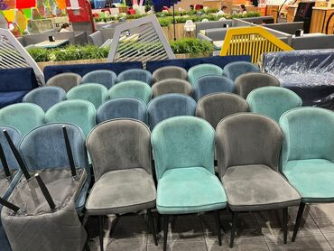 табурет металлический с мягким сиденьем: Срочно продаются красивые стулья мягкие 

Количество 26 штук