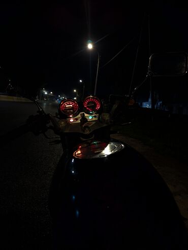 Мотоциклы: Мотоцикл с классическим дизайном, выполненный в черном цвете. Оснащен — 4