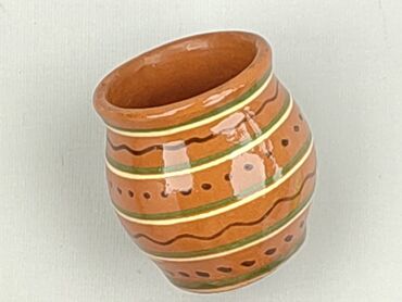 Ceramiczny dzbanek o brązowej barwie, ozdobiony poziomymi paskami w