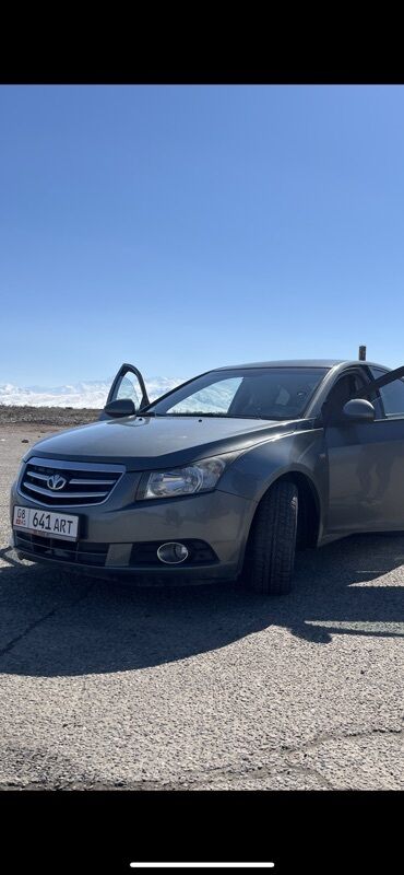 капот шевроле ланос: Автомобиль Daewoo, серый седан. Автомобиль с открытыми передними