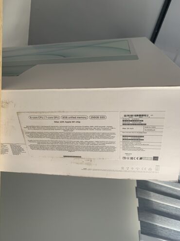 Yaşıl rəngdə Apple iMac M1 çipi ilə. Kompüter 8 nüvəli CPU və 7 nüvəli